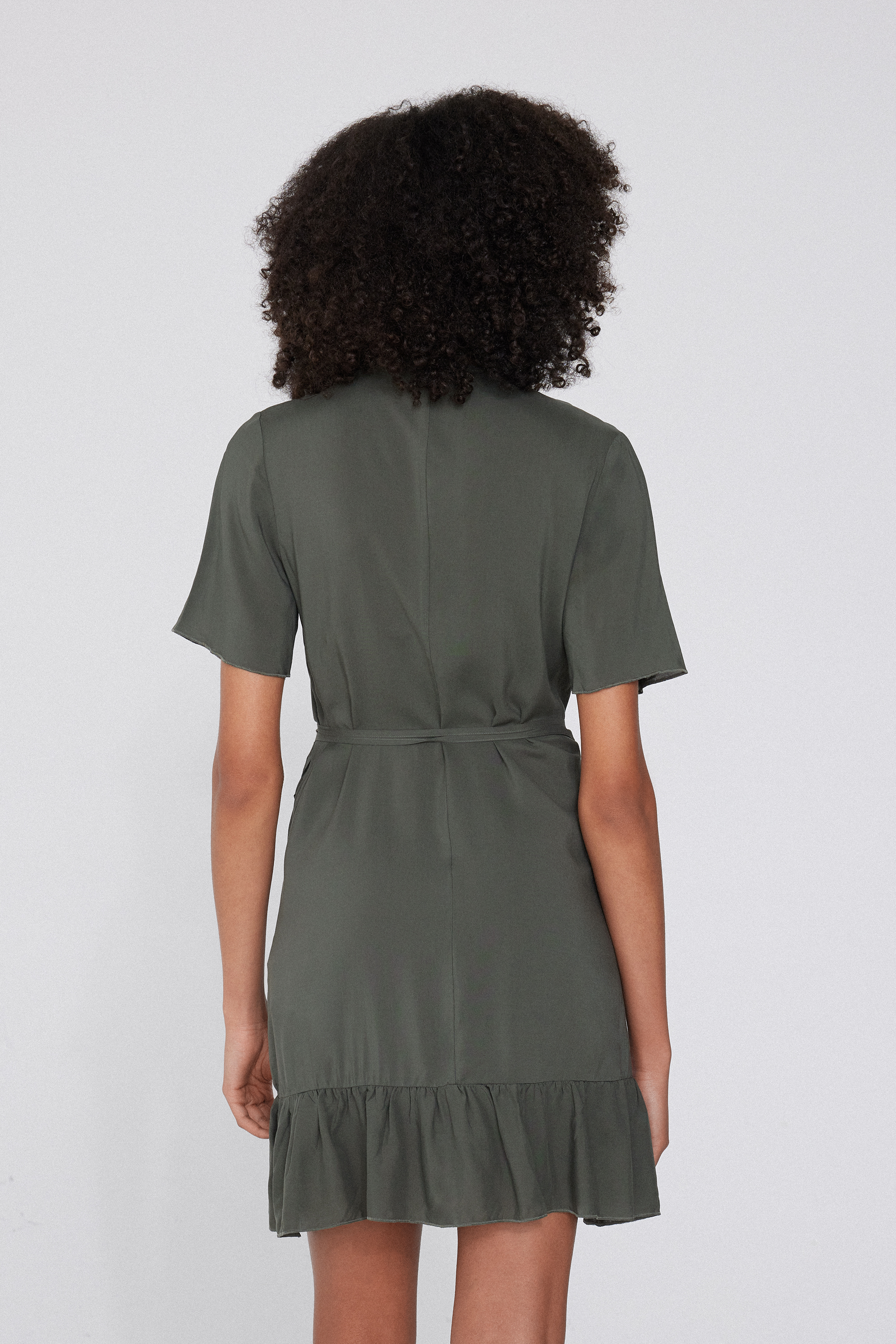 Короткое Платье из Вискозной Ткани с Короткими Рукавами и Запахом Tezenis,  цвет Safari Green — купить | Официальный интернет-магазин в России
